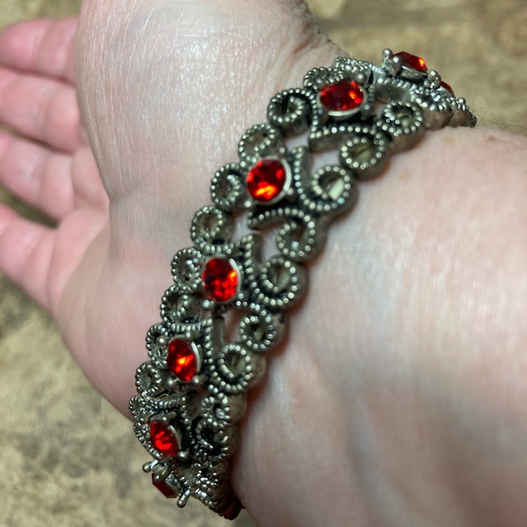 Beautiful Vintage Stretch Bracelet - Picture 6 of 7